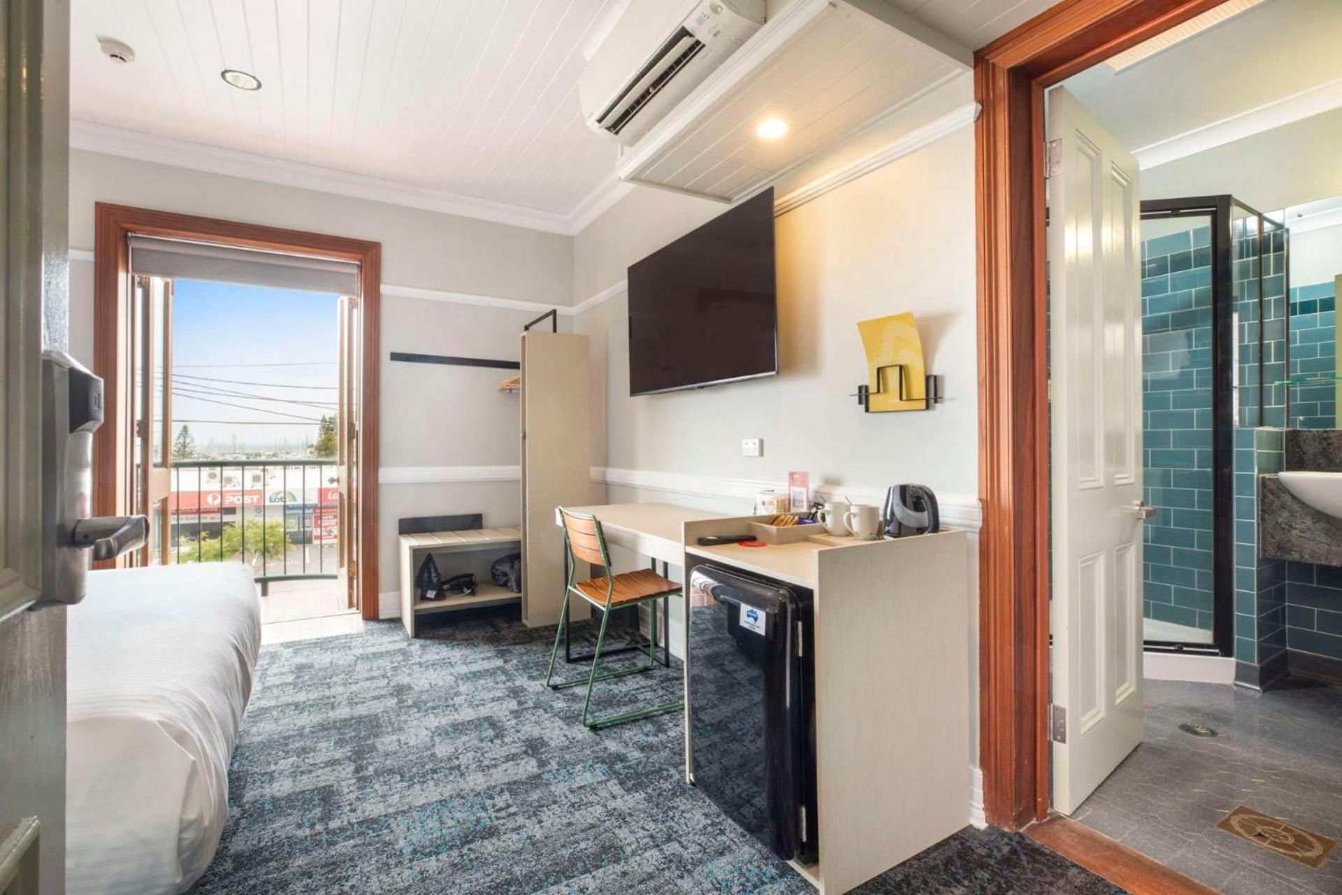 Zimmer mit Queensize-Bett und Balkon